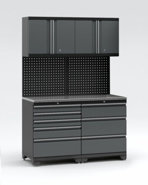 Garageinredningen med 4 delar - set 1, grå, PRO är en mörkgrå förvaringsenhet i metall med platt bordsskiva. Den har sex lådor i botten och tre skåp ovanför, plus en perforerad bakpanel för att organisera verktyg.