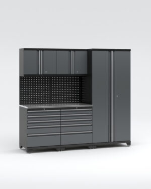 Garageinredning med 5 delar - set 1, grå, PRO är en snygg mörkgrå modulär verkstadsförvaringslösning med högskåp, väggskåp, vinklade hyllor och perforerad bakpanel för verktyg. Dess moderna design står organiserade mot en vanlig vit bakgrund.