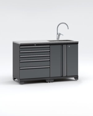 Garageinredningen med 5 delar - set 2, grå, PRO är en elegant arbetsstation i metall designad med handfat och hög kran. Den innehåller flera stängda lådor och skåpdörrar, har kromdetaljer och står på justerbara fötter mot en vanlig vit bakgrund.