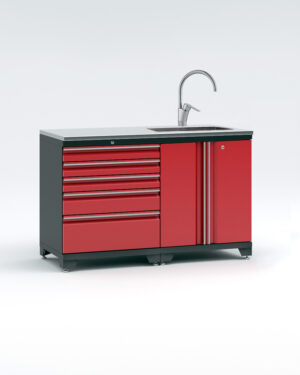 Garageinredning med 5 delar - set 2, röd, PRO" har ett rött och svart skåp med sex lådor och en dörr, en del av ett inredningspaket till garage. Den innehåller en bänkskiva med en integrerad diskbänk i rostfritt stål och silverblandare, elegant inställd mot en vit bakgrund.