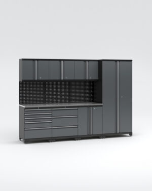 Garageinredning med 7 delar - set 1, grå, PRO har ett grått modulärt förvaringssystem med över- och underskåp, en lådenhet och ett högskåp till höger. Den innehåller en perforerad metallbaksida för upphängning av verktyg, allt mot en vit bakgrund.