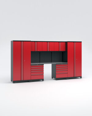 Garageinredning med 7 delar - set 2, röd, PRO" är en röd och svart modulär garageförvaring med flera skåp och lådor, med en central arbetsyta inklusive en pinnbräda för verktyg. Den visas mot en vanlig vit bakgrund.