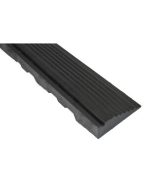 Närbild av en svart plasttröskelramp med räfflad yta. Rampen avsmalnar till en tunn kant för enkel övergång från en yta till en annan.