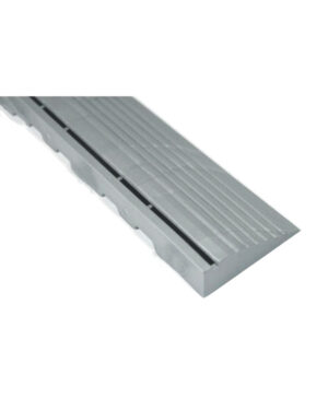 Närbild av en ljusgrå plasttröskelramp med räfflad yta. Rampen avsmalnar till en tunn kant för enkel övergång från en yta till en annan.