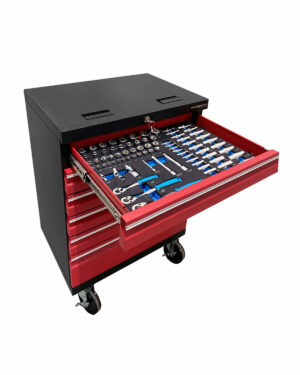 Verktygsvagn med 6 lådor i röd färg tillsammans med verktyg i utdragen låda