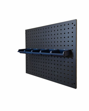 5st blå plastbackar monterad på svart verktygstavla