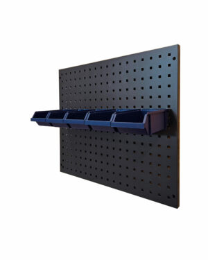 5st blå plastbackar monterad på svart verktygstavla