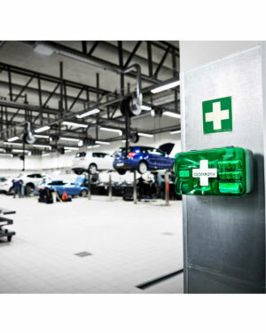 I ett rymligt, väl upplyst garage utrustat för fordonsunderhåll lyfts flera bilar på hydrauliska plattformar. En samlingspunkt är den gröna Sårvårdsautomaten CEDERROTH 51011006, monterad på vägg och prydd med