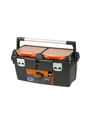 En rektangulär verktygslåda i svart och orange med två fack med tydliga lock på toppen, utrustad med ett stort metallhandtag för enkel att bära och en frontetikett. Dess mått är 57x27x29cm, identifierade med produktnamnet Verktygslåda i plast Bahco 4750PTB60.
