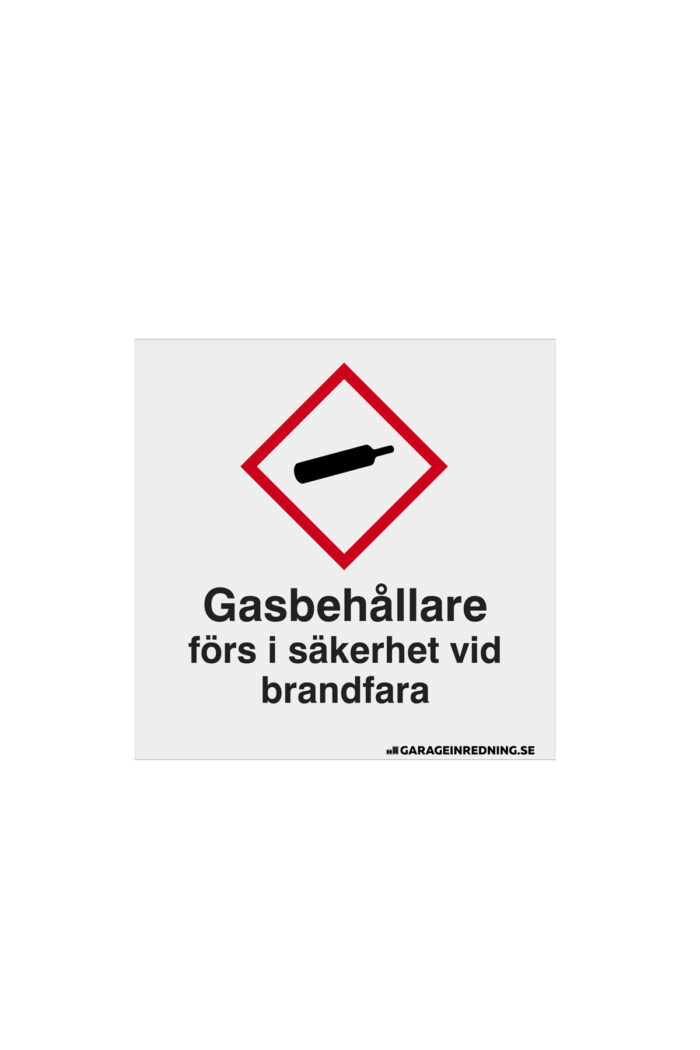 Gasflaskor skylt 20x20cm med en röd diamantform med en svart gascylinderikon, åtföljd av svensk text "Gasbehållare förs i säkerhet vid brandfara", översatt till "Gasbehållare som ska säkras i händelse av brand.