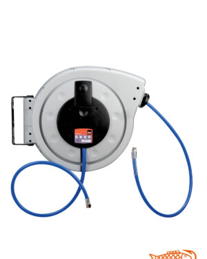 Slangvinda BAHCO Ø13mm 15bar 1/2″ 16m BPHRC1316 har en upprullad luftslangupprullare med ett vitt hölje och en blå slang som sträcker sig utåt, kompletterad med en svart mitt. BAHCO-logotypen, som inkluderar en orange fiskdesign, visas i det nedre högra hörnet.