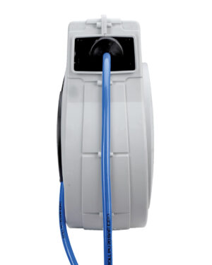 En Bahco Slangvinda Ø13mm 15bar 1/2″ med en 16m cylindrisk vit kropp och en blå slang är ansluten och löper längs enhetens framsida.