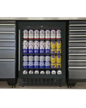 Ett minikylskåp fullt av ölburkar, med märken som Budweiser, Coors Light, Leinenkugel och Bud Light, kompletterar perfekt de eleganta metallskåpen i garaget utrustat med Ölkyl / Dryckeskyl 3 hyllor 135L svart, PRO.