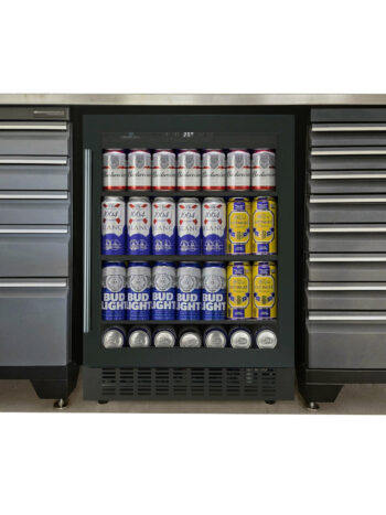 Ett minikylskåp fullt av ölburkar, med märken som Budweiser, Coors Light, Leinenkugel och Bud Light, kompletterar perfekt de eleganta metallskåpen i garaget utrustat med Ölkyl / Dryckeskyl 3 hyllor 135L svart, PRO.