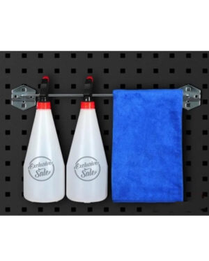 Långhållare 385 mm sprayflaskor märkta "Exclusive Sale" hänger på ett vägghängt metallställ med en blå handduk mot en perforerad svart bakgrund.