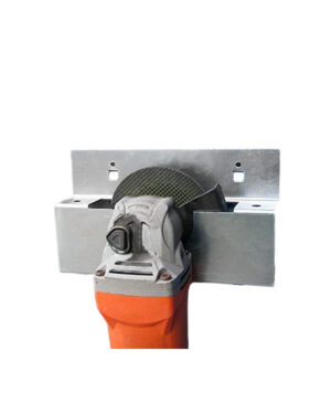 En Vinkelslip / polermaskinhållare 190mm, med metall kap rondell, är monterad på ett metallfäste. Verktyget har ett orange handtag och står mot en vanlig vit bakgrund.