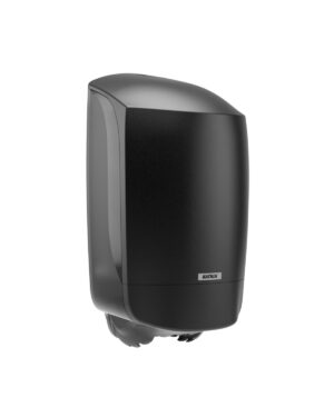 En elegant, modern svart KATRIN torkpapper-dispenser monterad på en vit vägg, med en minimalistisk design och en lätt böjd form. Märkesnamnet "KATRIN" syns på framsidan.