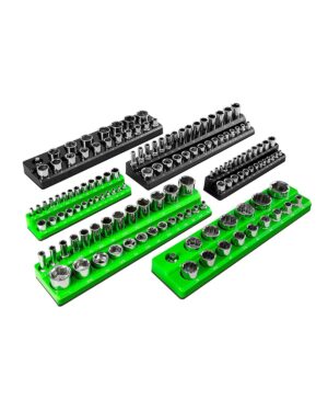 En rad uttagsset organiserade på gröna och svarta hylshållare. Hylsorna varierar i storlek, ordnade prydligt i rader på varje hållare, med en metallisk finish.