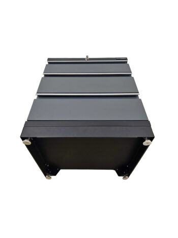 En vy framifrån och något underifrån av 'Sockel svart PRO SERIES' industriella lådskåp, med tre lådor med silverhandtag och justerbara fötter på botten, i svart och grått.