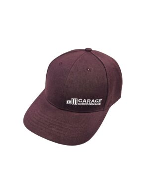 Produktbeskrivning: En mörkröd snapback-keps med "Garageinredning.se"-loggan och text i vitt framtill. Kepsen är designad med en böjd brätte och en knapp på toppen.