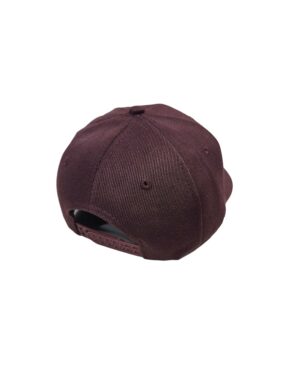 En "Keps Garageinredning.se snapback mörkröd"-keps visas från baksidan, och framhäver dess justerbara rem med perforeringar för storleksjustering, mot en vanlig vit bakgrund.