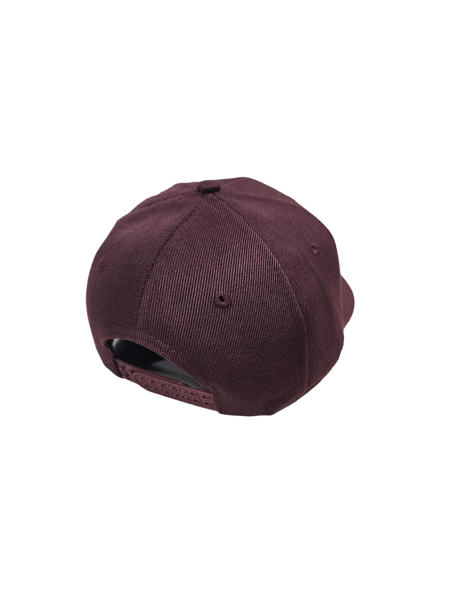 En "Keps Garageinredning.se snapback mörkröd"-keps visas från baksidan, och framhäver dess justerbara rem med perforeringar för storleksjustering, mot en vanlig vit bakgrund.