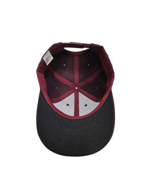 Inifrån Keps Garageinredning.se snapback mörkröd. Kepsen har en vinröd insida med en svart rem och näbb, kompletterad med sex ventilationshål.