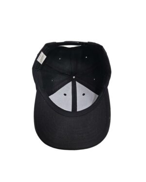 En insida av Keps Garageinredning.se snapback svart avslöjar stygnen och fodret.