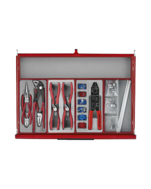 Verktygsvagn 7 lådor + 628 delar verktyg TengTools TKW26R628T är en röd verktygslåda med tång, en trådavdragare, fack för skruvar, kopplingar och små metalldelar, allt snyggt organiserat i avsedda slitsar.