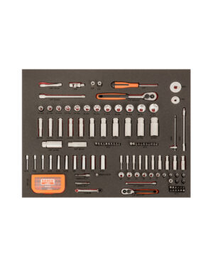 Verktygsvagn E87 13 lådor svart + 560 delar verktyg från BAHCO visar upp en organiserad uppsättning verktyg på en svart skumbakgrund, inklusive hylsor, skiftnycklar, skruvmejslar och ett måttband. De är ordnade i rader för en omfattande hårdvarusamling.