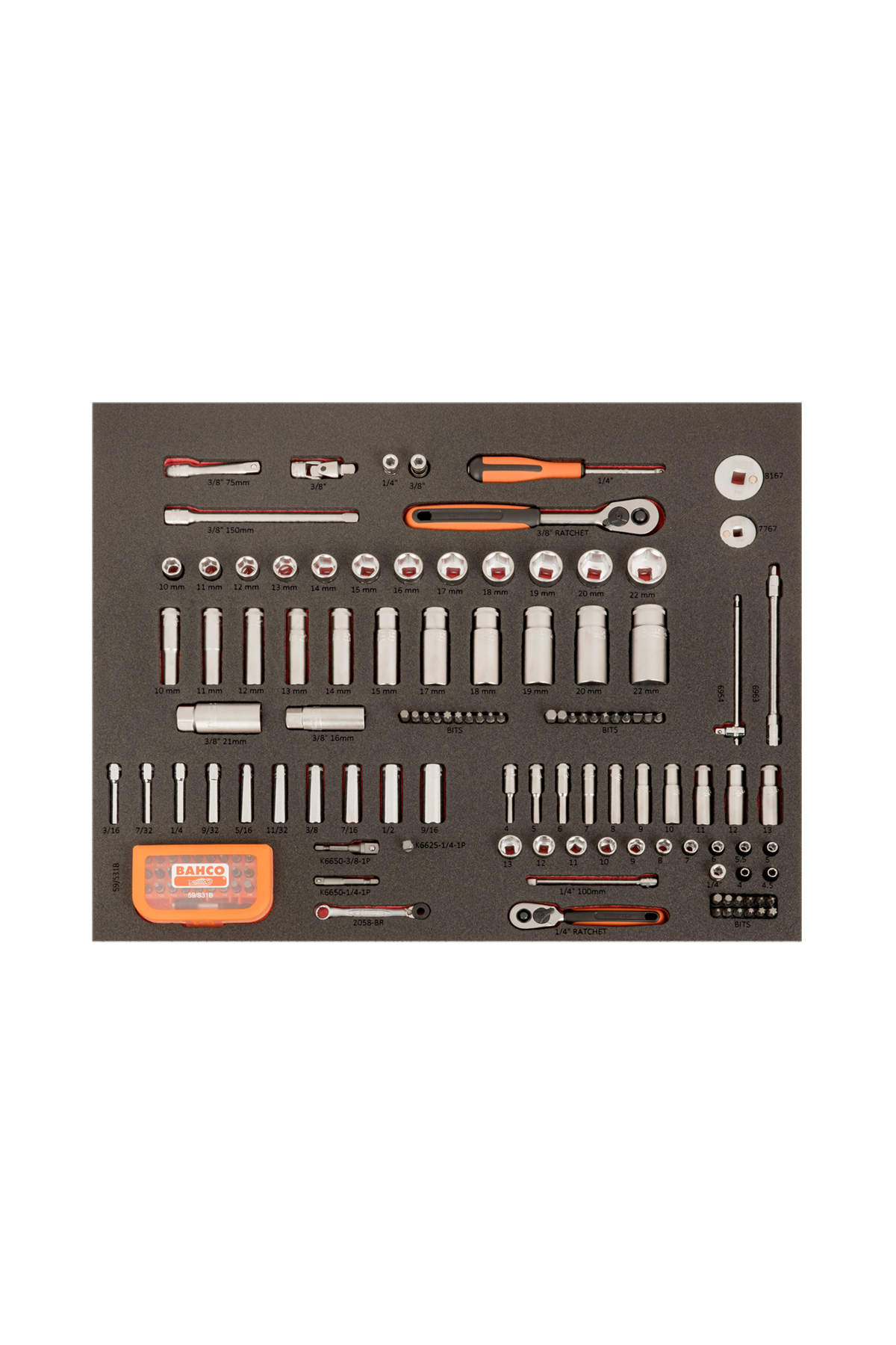 Verktygsvagn E87 13 lådor svart + 560 delar verktyg från BAHCO visar upp en organiserad uppsättning verktyg på en svart skumbakgrund, inklusive hylsor, skiftnycklar, skruvmejslar och ett måttband. De är ordnade i rader för en omfattande hårdvarusamling.