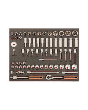 Verktygsvagn E87 från BAHCO är en svart verktygsvagn med 13 lådor med 560 delar, med en komplett hylsnyckelsats i en bricka, inriktade hylshuvuden i olika storlekar, två orange handtag, en spärr och en förlängningsstång för bekväm åtkomst och förvaring.