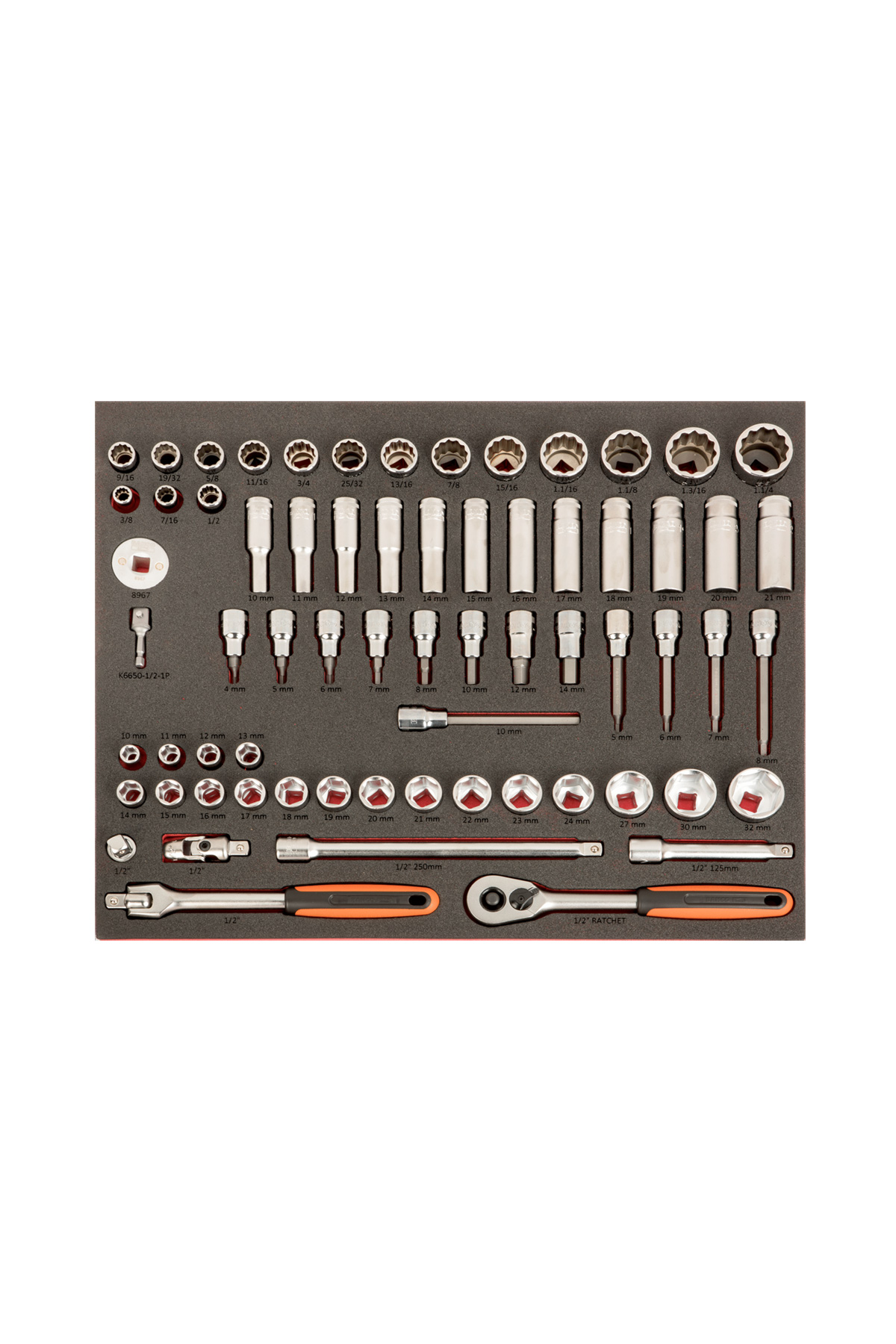 Verktygsvagn E87 från BAHCO är en svart verktygsvagn med 13 lådor med 560 delar, med en komplett hylsnyckelsats i en bricka, inriktade hylshuvuden i olika storlekar, två orange handtag, en spärr och en förlängningsstång för bekväm åtkomst och förvaring.