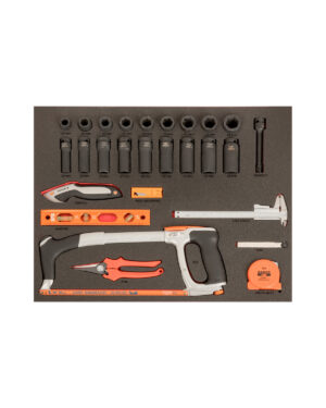 Verktygsvagn E87 13 lådor svart + 560 delar verktyg från BAHCO har en skumfodrad verktygsbricka med hylsor, en redskapskniv, måttband, bågfil och diverse verktyg, var och en i sin egen plats på en svart skumbakgrund.