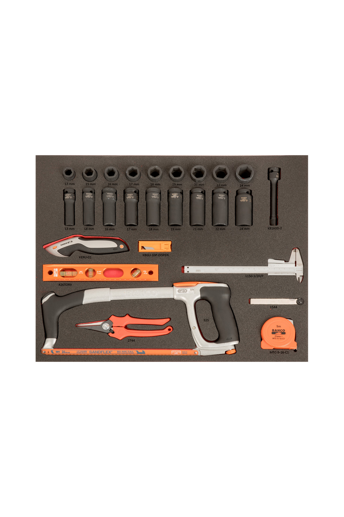 Verktygsvagn E87 13 lådor svart + 560 delar verktyg från BAHCO har en skumfodrad verktygsbricka med hylsor, en redskapskniv, måttband, bågfil och diverse verktyg, var och en i sin egen plats på en svart skumbakgrund.