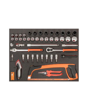 Verktygsvagn E72 7 lådor svart + 346 delar verktyg, BAHCO har en uppsättning handverktyg i skumutskärningar, inklusive hylsor, spärrnycklar, skiftnycklar, en bågfil och en verktygskniv. Verktygen har röda och svarta accenter och är organiserade i en rektangulär layout.