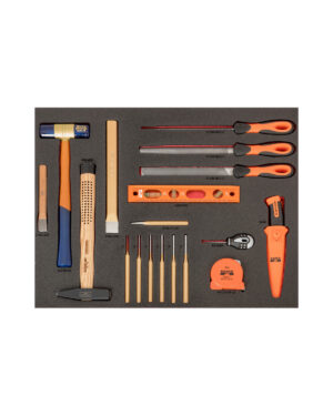 Verktygsvagn E72 från BAHCO är ett noggrant organiserat verktygsset på en svart skumbas, med en hammare med blått handtag, mejslar, ett vattenpass, filar, orange handtag, skruvmejslar, måttband och redskapskniv. Varje verktyg passar perfekt på sin avsedda plats för enkel åtkomst.