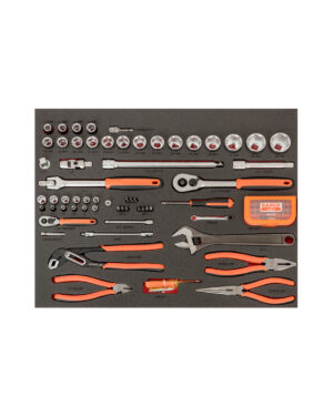 Verktygsvagn E72 verktygsset från BAHCO har 158 delar inklusive skiftnycklar, tång, skruvmejslar och hylsor på en skumskiva inuti en ljust orange verktygslåda. Verktygen är snyggt organiserade i rader, vilket visar upp variation och precision.