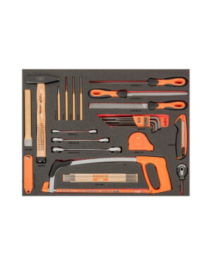 Verktygsvagn E72 5 lådor svart + 158 delar verktyg från BAHCO är en välorganiserad verktygslåda med skiftnycklar, skruvmejslar, en hammare, handsåg, tång och en redskapskniv. Set mot en svart texturerad bakgrund, är dessa verktyg huvudsakligen i orange och silver.