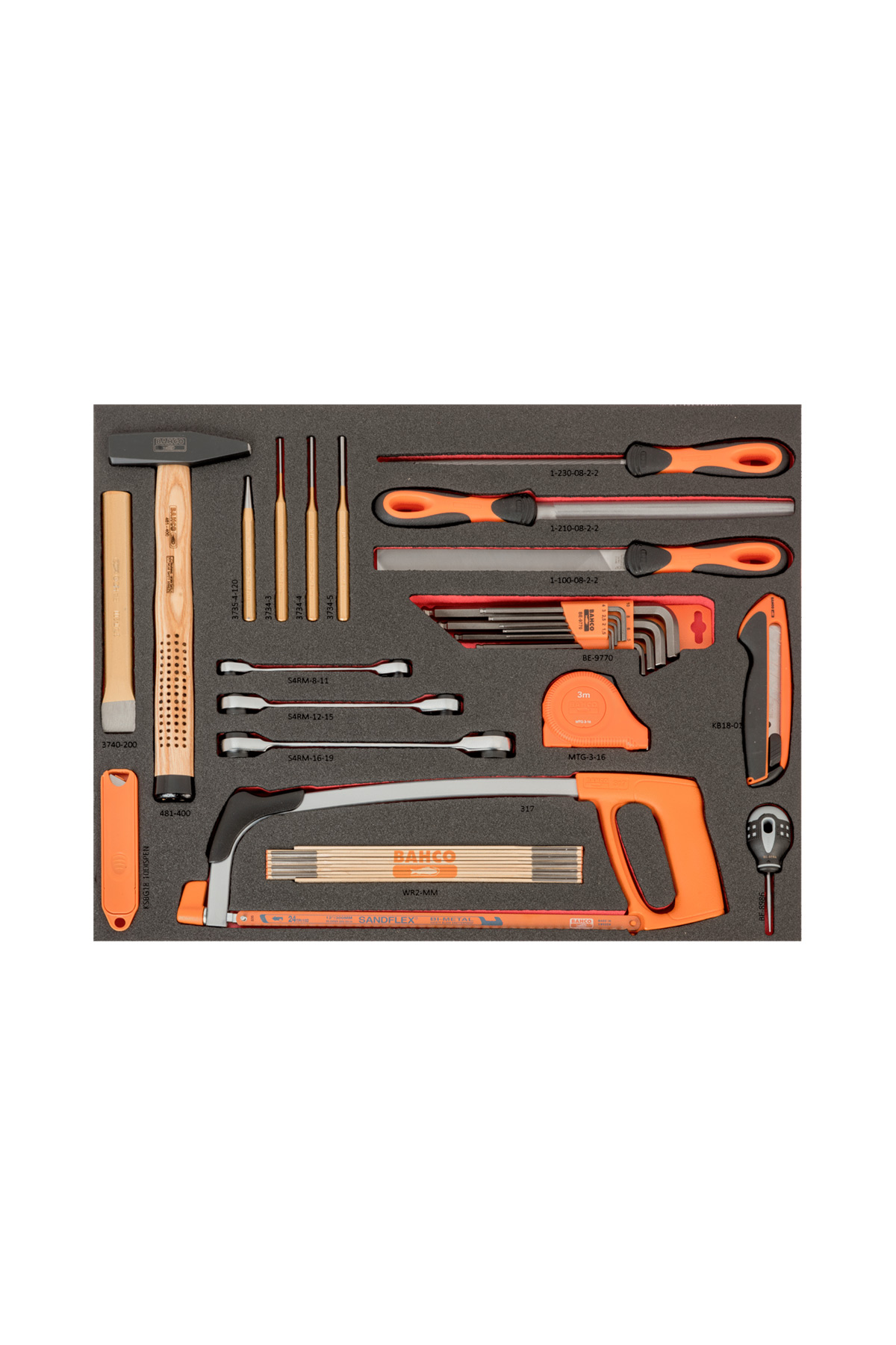 Verktygsvagn E72 5 lådor svart + 158 delar verktyg från BAHCO är en välorganiserad verktygslåda med skiftnycklar, skruvmejslar, en hammare, handsåg, tång och en redskapskniv. Set mot en svart texturerad bakgrund, är dessa verktyg huvudsakligen i orange och silver.