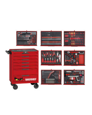 En röd Teng Tools verktygslåda på hjul, kallad Verktygsvagn 7 lådor + 335 delar verktyg TKW26R335F, är omgiven av brickor som innehåller organiserade handverktyg som skiftnycklar, skruvmejslar och hylsor.
