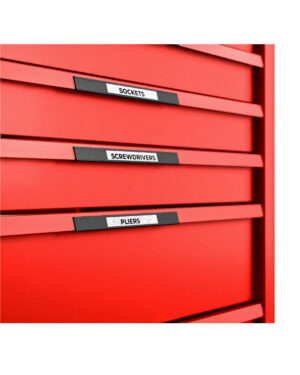 Närbild av en Verktygsvagn 7 lådor TengTools TSW26R7 verktygslåda med röda lådor märkta 