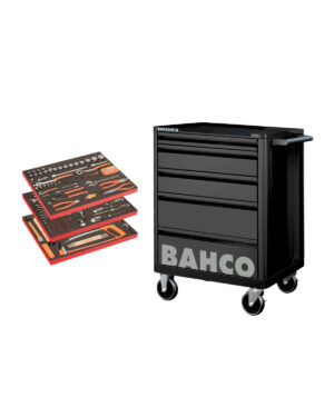 Ett svart Bahco Verktygsvagn E72 verktygsskåp med fem lådor och 158 verktygsdelar, inklusive skiftnycklar och skruvmejslar, visas bredvid tre brickor med handverktyg. Skåpet är på hjul för enkel rörlighet.