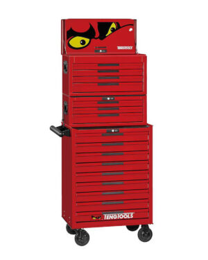 Verktygsvagn 16 lådor + 1033 delar verktyg TengTools TKS26R1033T är en röd byrå- och skåpkombination med flera lådor, en övre sektion med gula och svarta ögongrafik, och kommer med hjul och ett svart sidohandtag.