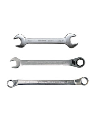 Tre silvernycklar från 37 delars Nyckelsats Teng Tools TTESP37 är anordnade vertikalt på en vit bakgrund. De övre och mellersta skiftnycklarna har öppna ändar och olika storlekar, medan den nedre skiftnyckeln har stängda, cirkulära ändar.