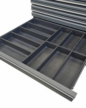 Metallförvaringslådor med flera fack, öppna för att avslöja nio sektioner av varierande storlekar, som används för att organisera verktyg eller små föremål. Andra liknande lådor är synliga staplade ovanför.