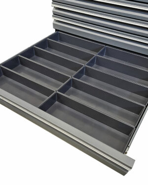 Öppna Sortimentlådor XXL verktygsskåp PRO SERIES för att hitta en metalllåda med flera rektangulära fack och snyggt staplade, gråfärgade lådor ovan, perfekt för organiserad förvaring.