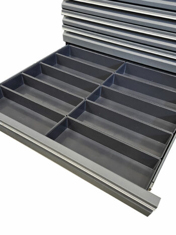 Öppna Sortimentlådor XXL verktygsskåp PRO SERIES för att hitta en metalllåda med flera rektangulära fack och snyggt staplade, gråfärgade lådor ovan, perfekt för organiserad förvaring.